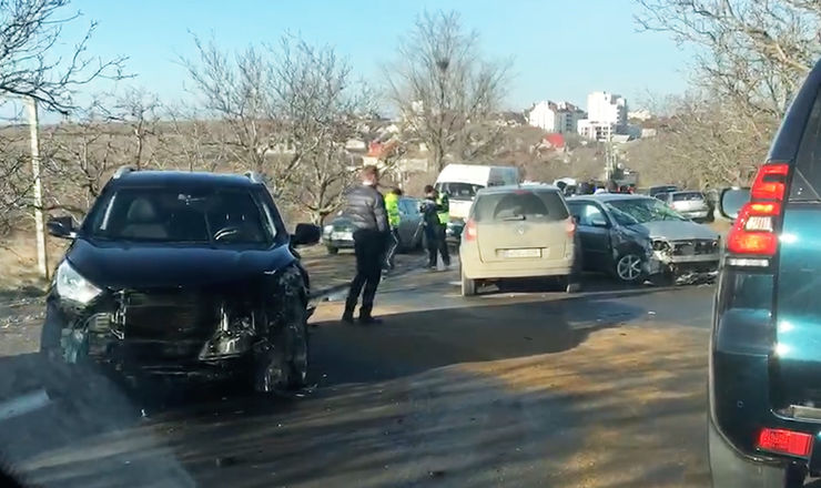 Попавшие в ДТП автомобили заблокировали движение на улице Яловень.