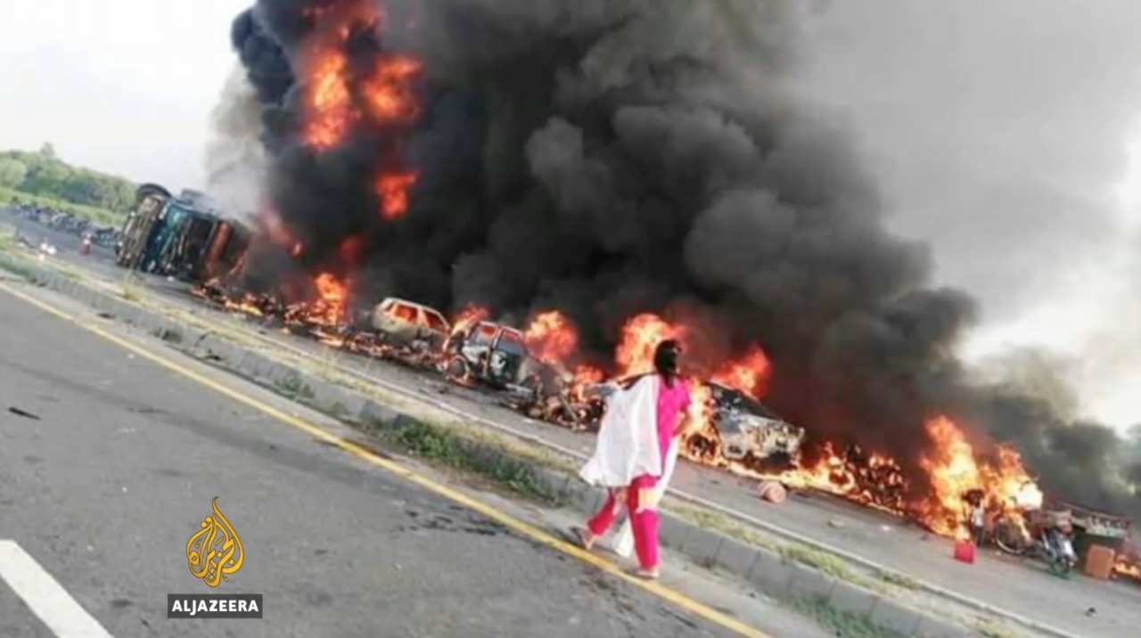Bilanțul exploziei unei autocisterne pe o şosea din Pakistan: Cel puţin 153 de morţi.
