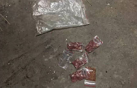 În urma percheziţiilor au fost depistate mai multe pacheţele cu o substanţă uscată şi fărămiţată.