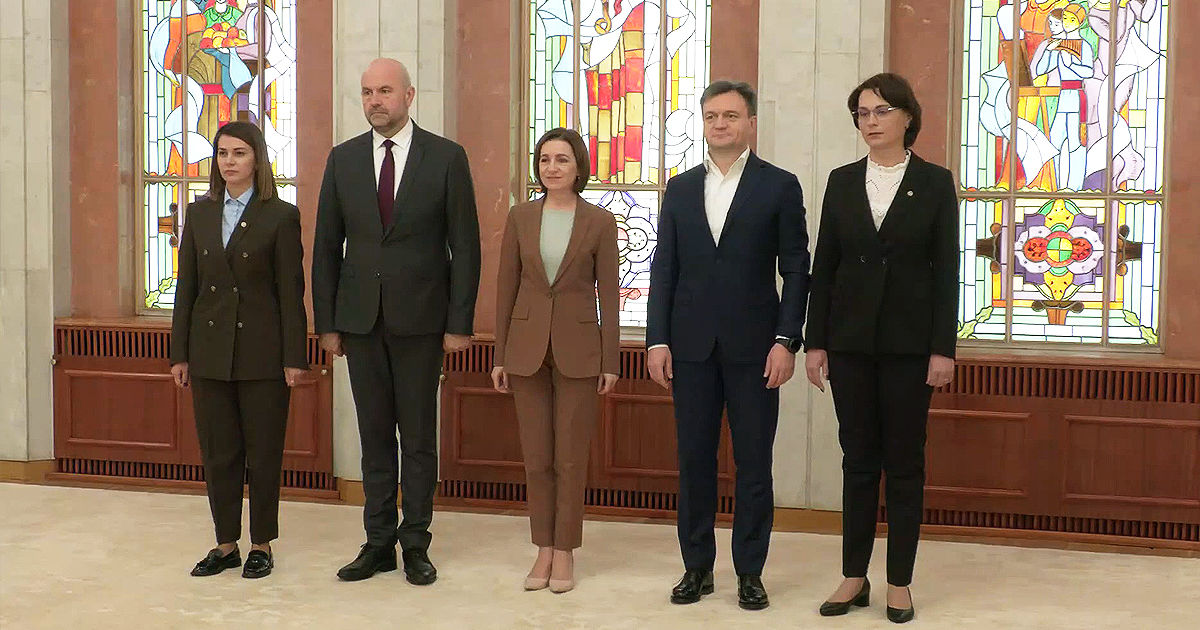 Новые министры принесли присягу.
