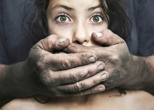 Traficanţi de carne vie, reţinuţi. Trei tinere, dintre care una însărcinată, salvate. Foto simbol: gazeta-shqip.com