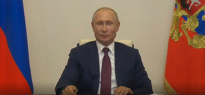 Путин пошутил про вывешенный на здании посольства США флаг ЛГБТ. 
