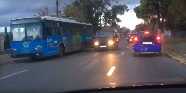 В Бельцах троллейбус сбил мужчину, переходившего дорогу.