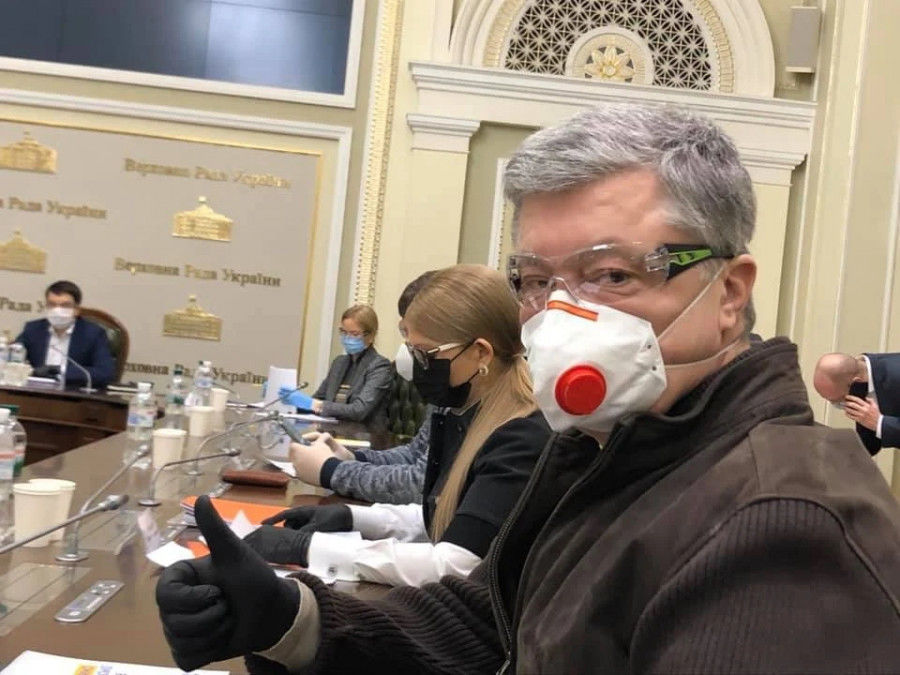 Порошенко госпитализировали с коронавирусной пневмонией.
