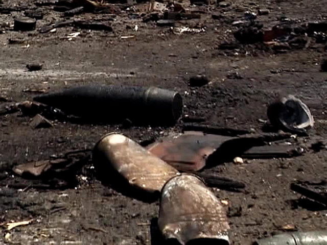 Один из снарядов сильно повредил дом и хозяйственную постройку в селе.