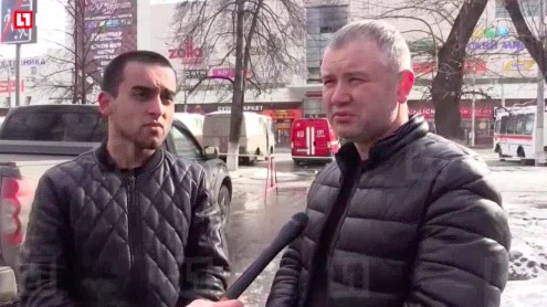 Работники одного из отделов в кемеровском ТЦ "Зимняя вишня" Махмуд Художаев и Фарзон Салилов.