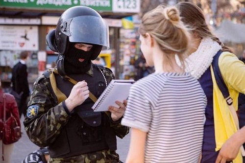 В Славянске после активного противостояния между сепаратистами и украинскими правоохранителями ситуация остается напряженной.