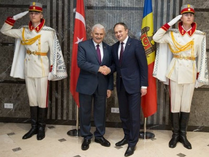 Премьер-министр Молдовы Андриан Канду и его турецкий коллега Бинали Йылдырым.