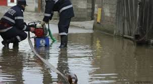Localnicii sunt îngrijoraţi şi se tem că apa ar putea să ajungă în case. Foto: trm.md