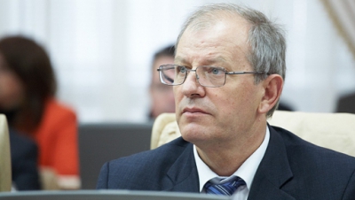 Vicepremierul Mihai Moldovanu îl acuză pe ministrul Sănătăţii, Andrei Usatîi, de fals în acte şi îi cere demisia. 
