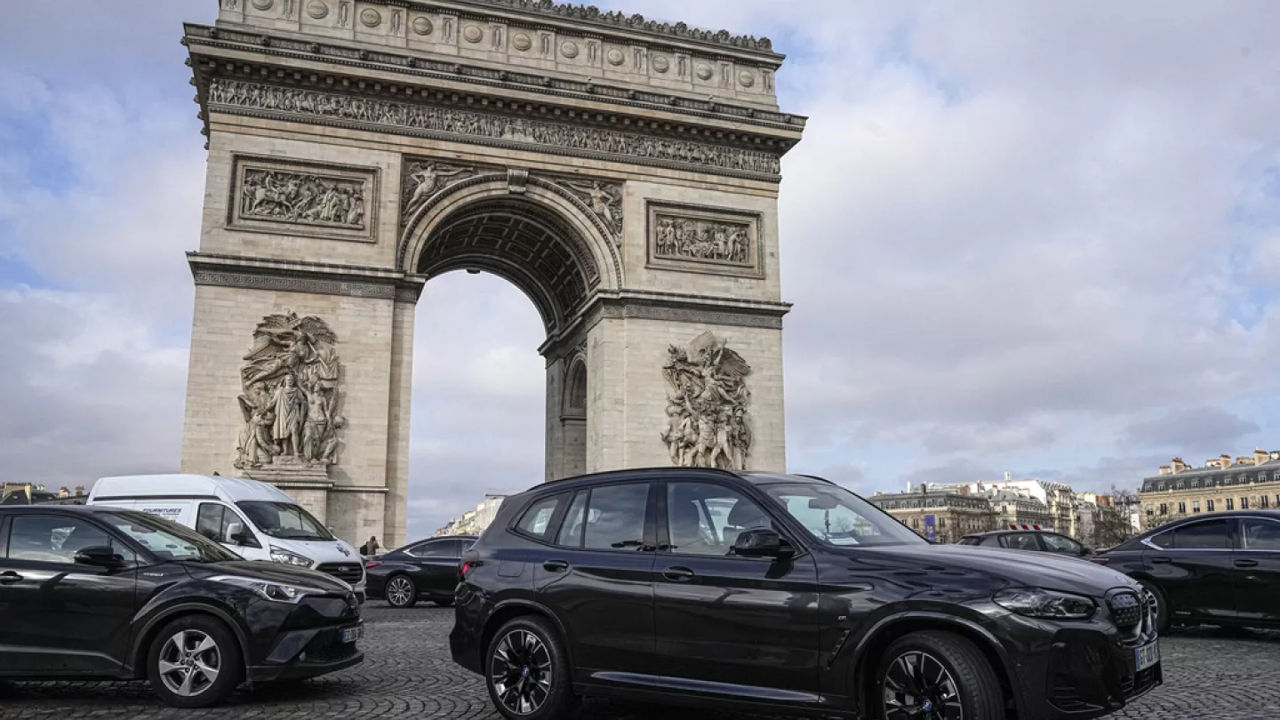 Parisul va percepe taxe de parcare triple pentru SUV-urile turiștilor.