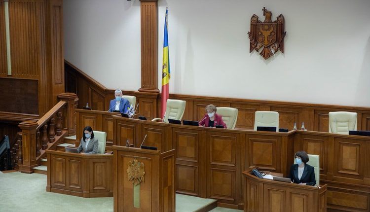 Парламент одобрил продление срока полномочий двух специальных комиссий.