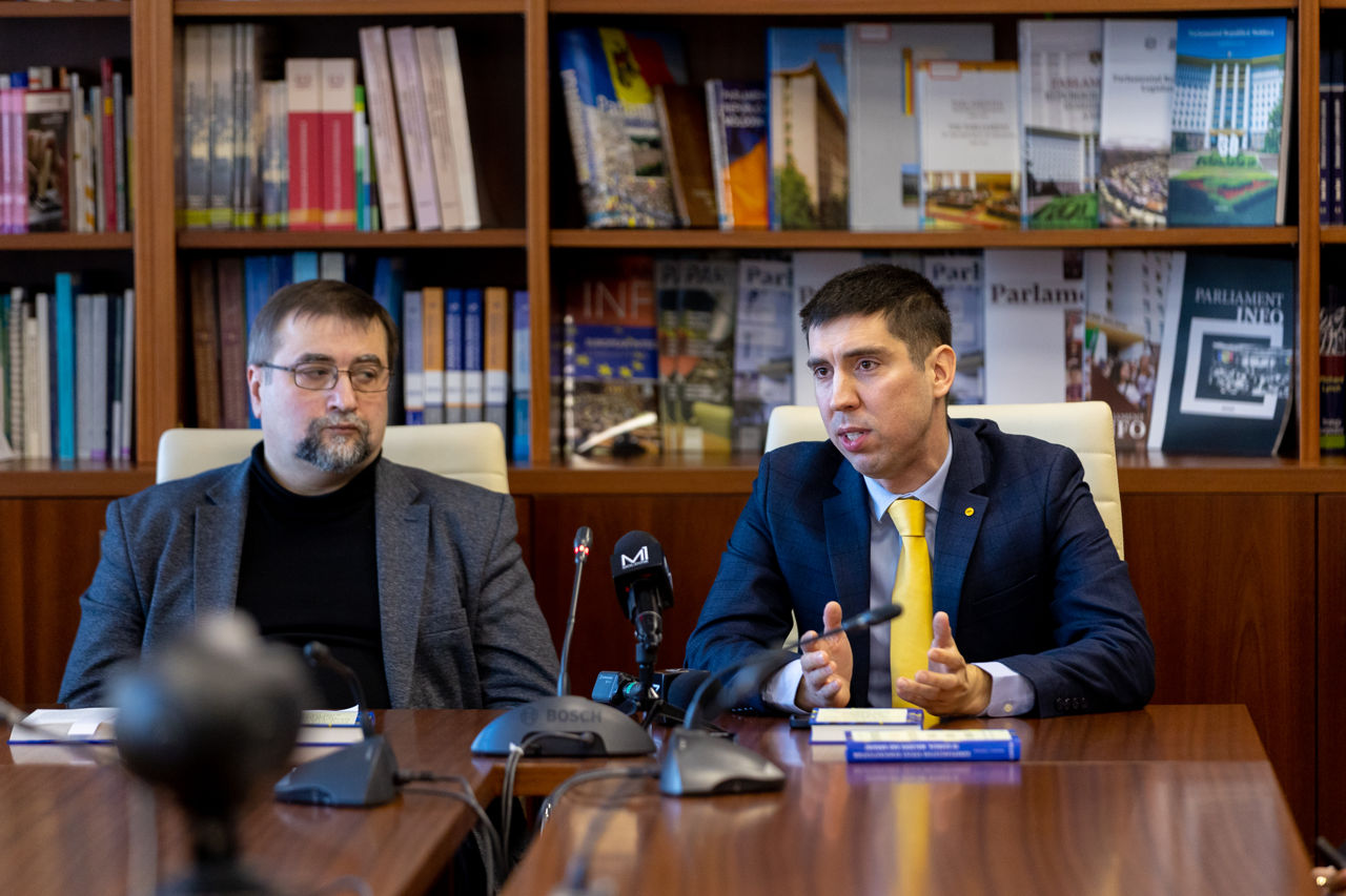 Вице-председатель парламента Михай Попшой.