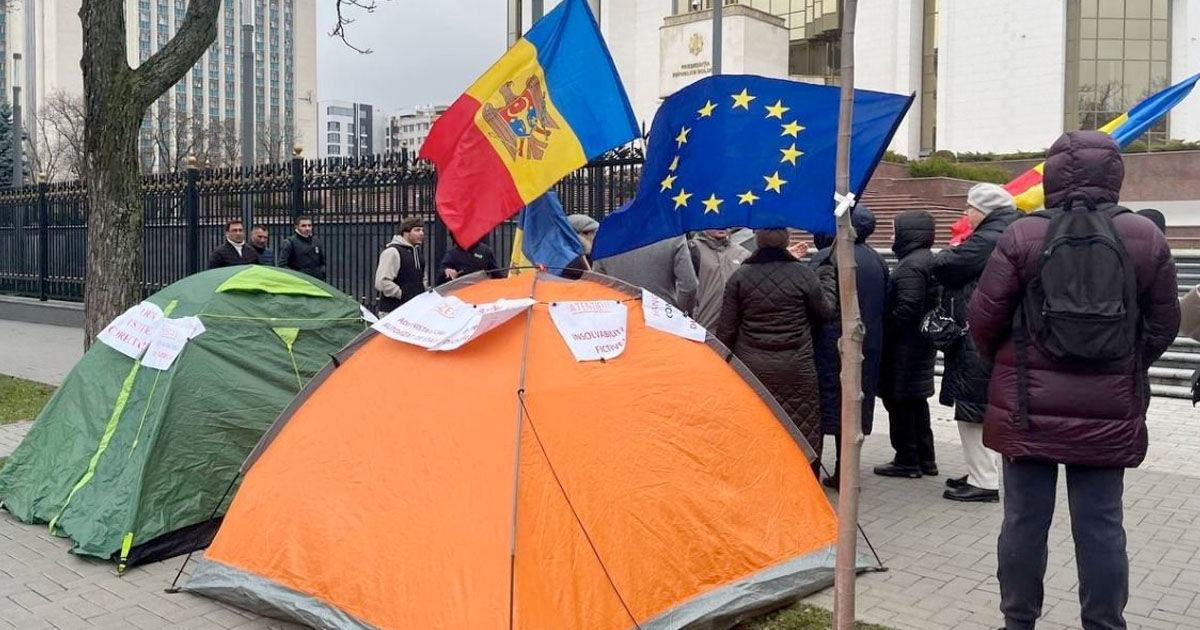 Жители одного из столичных домов устроили протест перед президентурой.