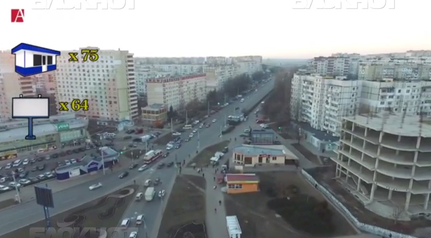 Здесь удалось насчитать десятки рекламных панно и киосков.