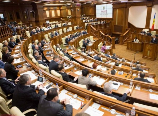 Оппозиция считает, что правительство приложило недостаточно усилий для обеспечения нормальной работы госучреждений.