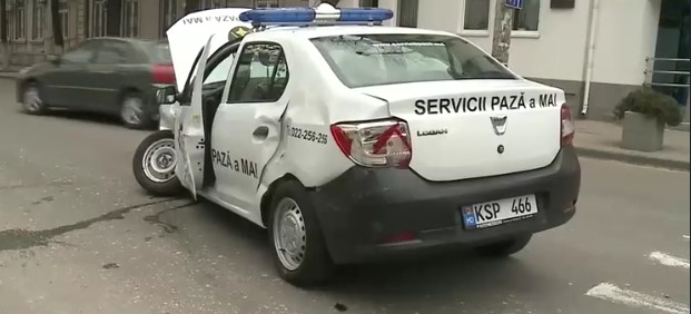 Шофер служебной машины отказался разговаривать с журналистами.