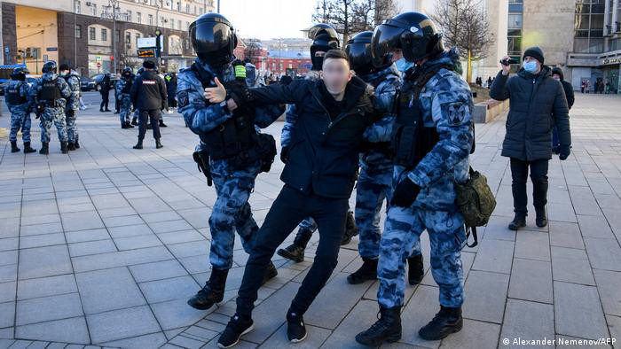 В России на акциях против войны с Украиной задержаны сотни людей.