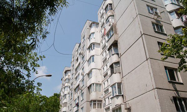 O bătrână a murit după ce a fost aruncată de nepot de la etajul zece