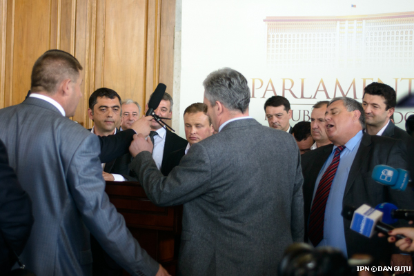 Parlamentul Republicii Moldova va avea un regulament care va permite sancţionarea deputaţilor nedisciplinaţi. 
