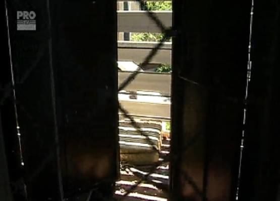 Iadul pe Pământ:Trei copii locuiesc în ascensor, în condiții mizerabile. Foto: protv.md