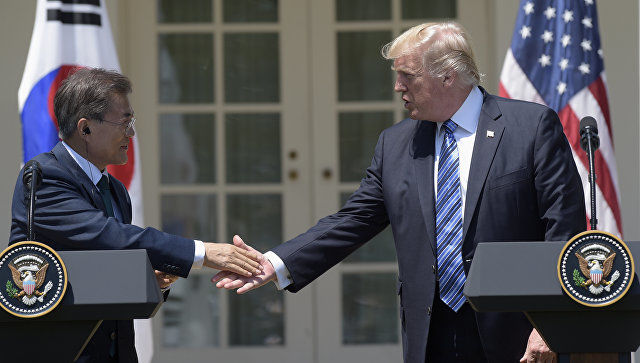 Трамп и Мун Чжэ Ин договорились о пересмотре соглашения по ракетам.