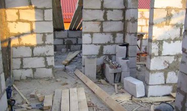 În urma unor cercetări, primăria a stabilit că lucrările de construcție au demarat în lipsa autorizaţiei.