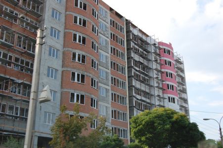 Potrivit autorităţilor, cel mai probabil, vor fi cumpărate şase apartamente noi, iar blocul unde a avut loc explozia va fi consolidat.