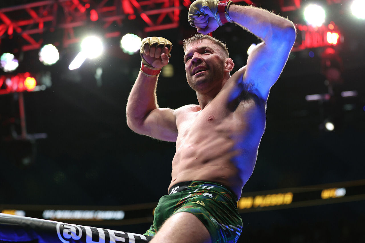 Дю Плесси защитил титул UFC.