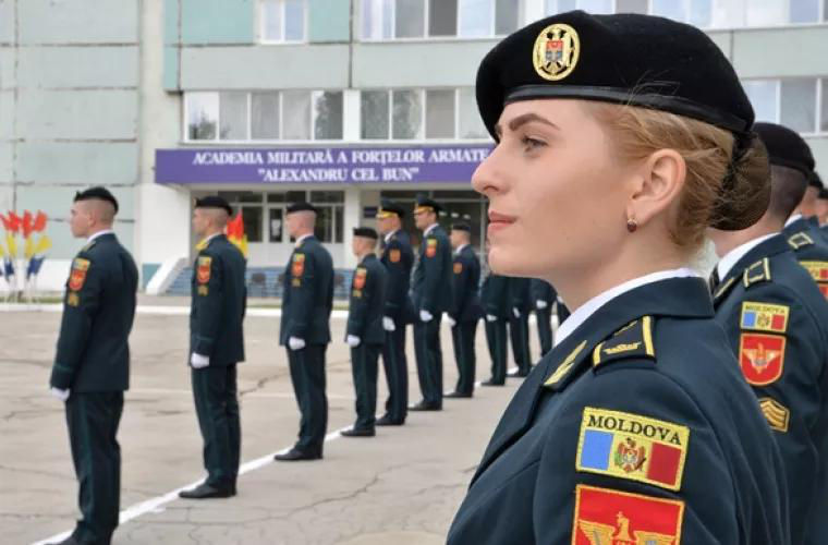 Из-за войны на Украине абитуриенты не спешат выбирать военную карьеру.