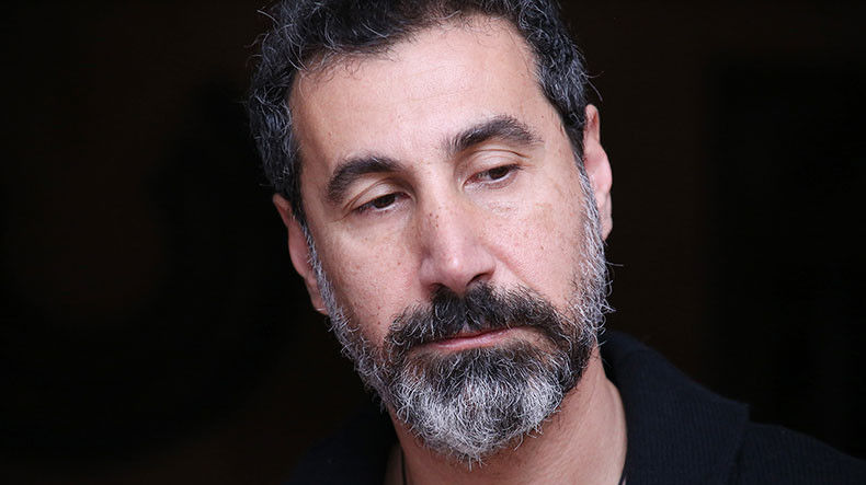 Вокалист System of a Down считает, что в США назрела мирная революция.