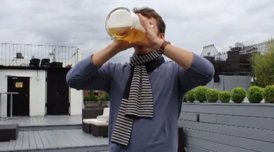 Tim Janus a vrut să intre în istorie ca prima persoană care reuşeşte să se îmbete cu bere non-alcoolică.
