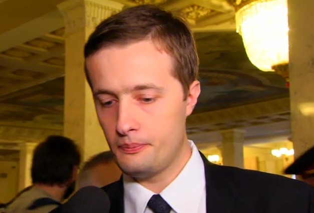 Алексей Порошенко добавил, что «для безопасности окружающих» был вынужден поменять фамилию на Анисенко.