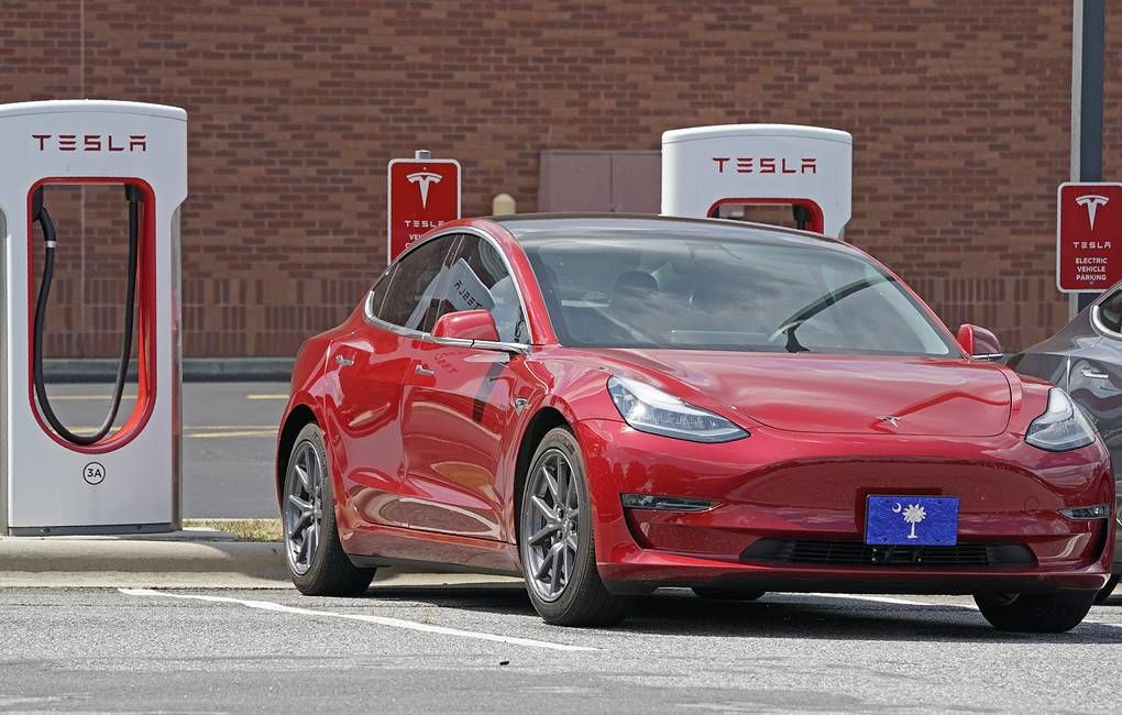 Владельцы Tesla столкнулись с проблемой из-за сбоя в мобильном приложении.