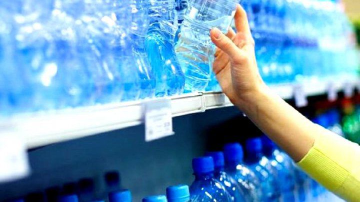 Semnal de alarmă: Particule de plastic în apa îmbuteliată