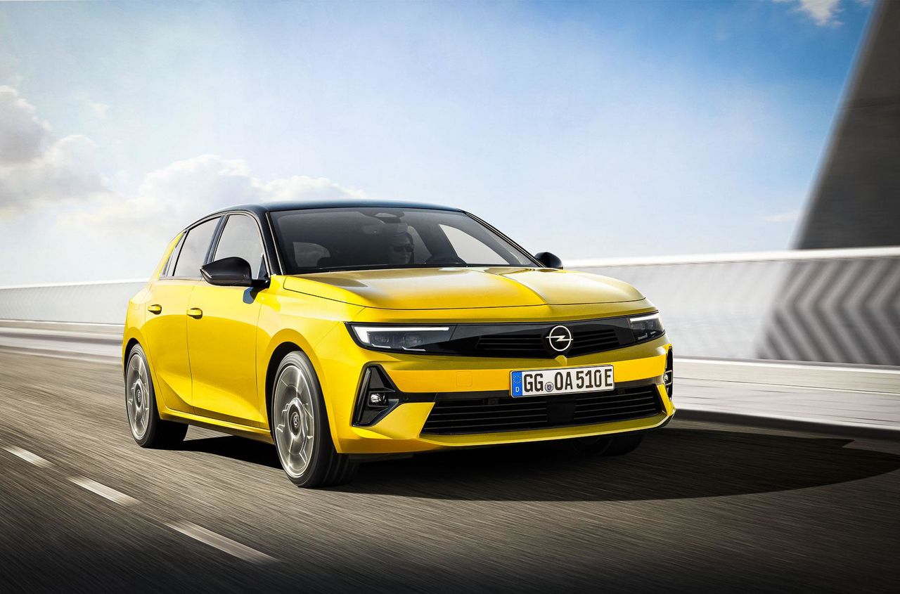 Opel Astra сменила поколение и впервые стала гибридом.