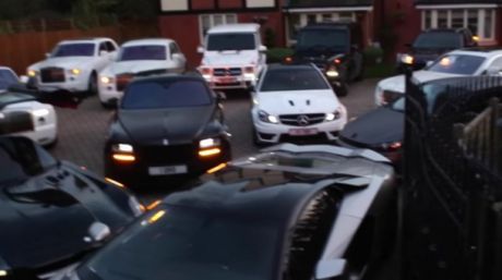 Ce a făcut şoferul unei maşini de lux când a fost oprit de un poliţist. Foto: antena3.ro