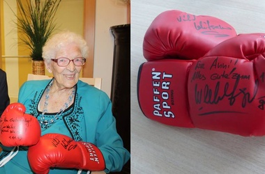 Самая пожилая болельщица получила подарок на 106-летие.