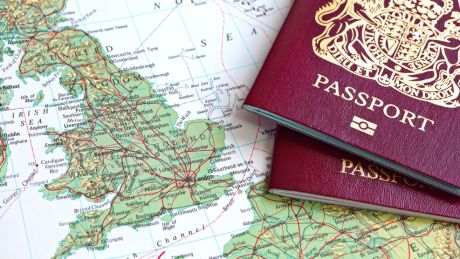 În prezent, Marea Britanie impune un sistem de vize pentru cetățenii extracomunitari, dar cetățenii din țările UE pot trăi și lucra în Marea Britanie fără a avea nevoie de vize.