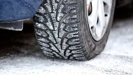 O anvelopă de iarnă e făcută pentru a se autocurăţa de zăpadă în timpul mersului, în vreme ce o anvelopă de vară e făcută pentru a se autocurăţa de apă.
