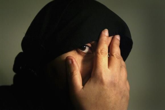 2 ani de închisoare pentru că şi-a dat jos vălul islamic în public. Foto: Digi24