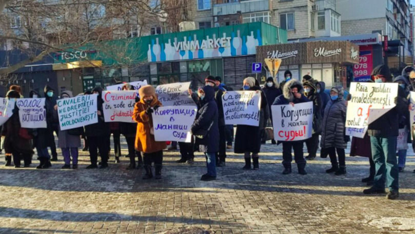 В Бельцах прошли протесты перед зданиями судов.