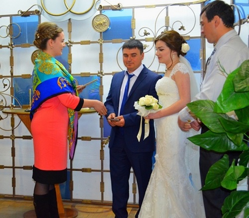Более двухсот молдаван и молдаванок зарегистрируют брак в День влюблённых.