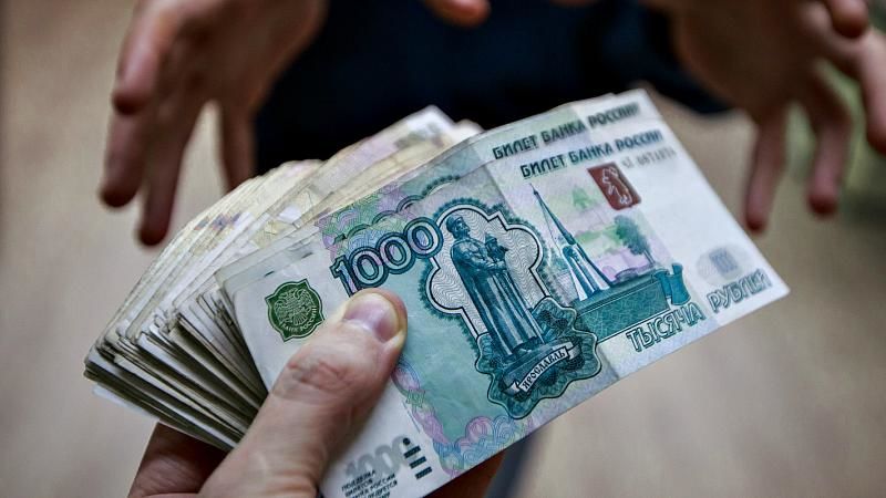 Гражданин был задержан с поличным в момент передачи 15 000 российских рублей сотруднику ИП Окница.
