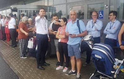 В аэропорту Румынии эвакуировали людей из-за отравляющего спрея.