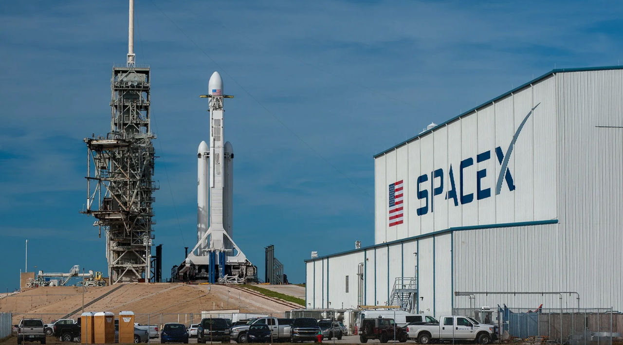 SpaceX создает сеть спутников-шпионов для разведки США.