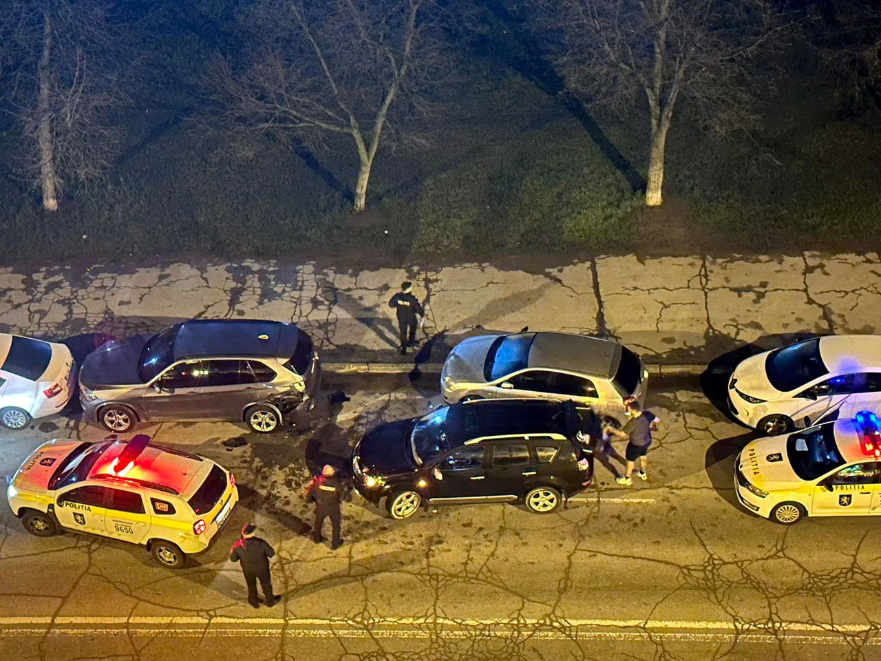 В Кишиневе водитель врезался в припаркованные автомобили и попытался скрыться.