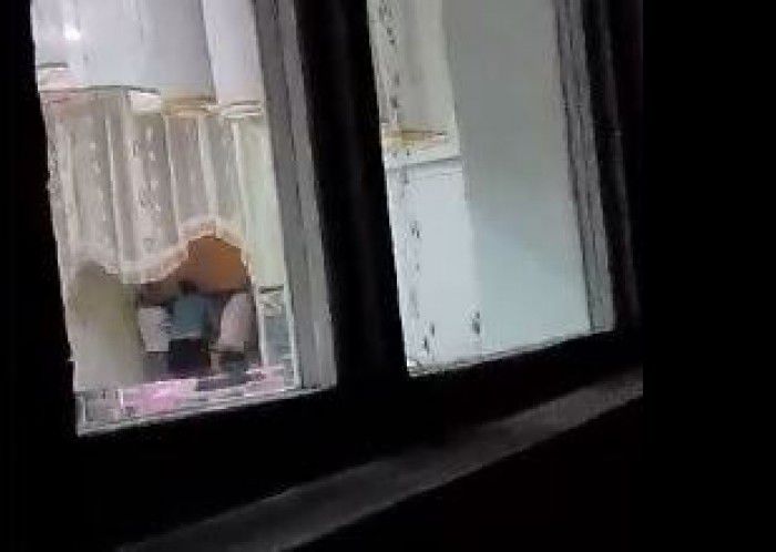 Trei persoane locuiesc într-o grădiniță folosindu-se de lucrurile copiiilor. Foto: unimedia