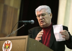 Владимир Воронин не устает рассказывать товарищам простой и подробный план революции. Фото: Валерий Корчмарь