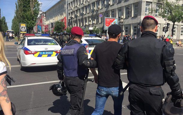 Во время Марша равенства задержали более 20 человек, передают журналисты.